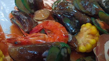 İstiridye, yengeç, karides içeren lezzetli deniz ürünleri.