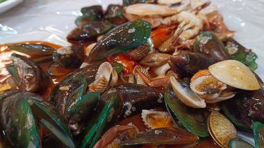 İstiridye, yengeç, karides içeren lezzetli deniz ürünleri.