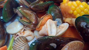 İstiridye, yengeç, karides içeren lezzetli deniz ürünleri.
