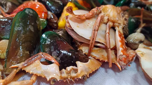 İstiridye, yengeç, karides içeren lezzetli deniz ürünleri.