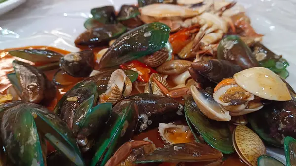 İstiridye, yengeç, karides içeren lezzetli deniz ürünleri.