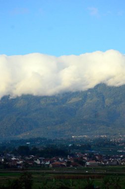 Bir dağ köyünde güzel bir sabah manzarası