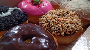 Kutudaki çeşitli tatlardaki lezzetli çörekleri yakından izle.