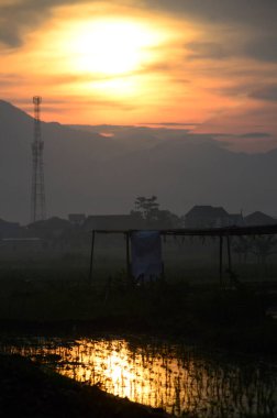 Bir dağ köyünde güzel bir sabah manzarası