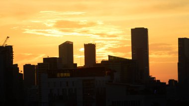 Siluetlerle güzel bir akşam gökyüzü manzarası