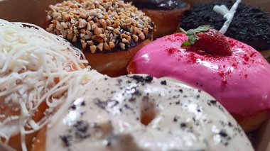 Kutudaki çeşitli tatlardaki lezzetli çörekleri yakından izle.