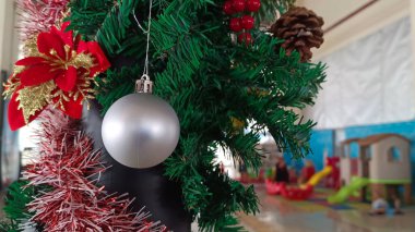 Noel ağacı süsle yakın çekim