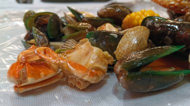 İstiridye, yengeç, karides içeren lezzetli deniz ürünleri.