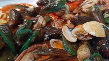İstiridye, yengeç, karides içeren lezzetli deniz ürünleri.