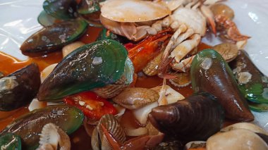 İstiridye, yengeç, karides içeren lezzetli deniz ürünleri.