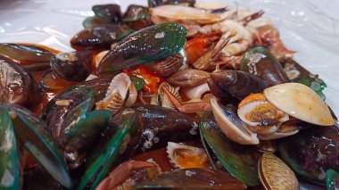 İstiridye, yengeç, karides içeren lezzetli deniz ürünleri.