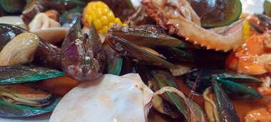 İstiridye, yengeç, karides içeren lezzetli deniz ürünleri.