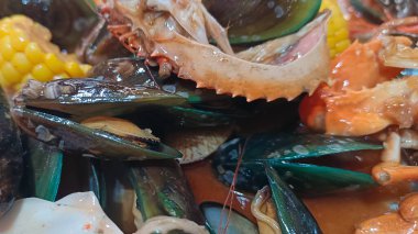 İstiridye, yengeç, karides içeren lezzetli deniz ürünleri.