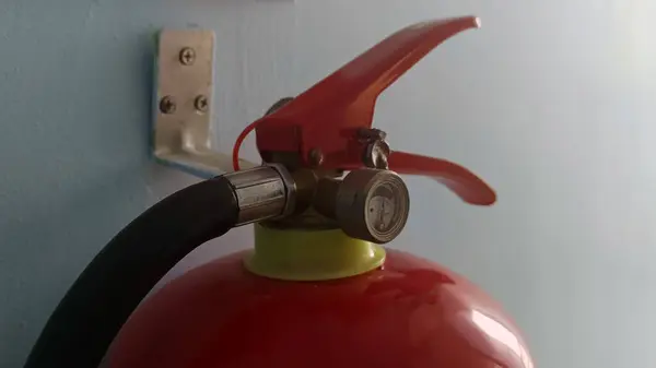 Mavi duvardaki yangın söndürücüyü kapat.