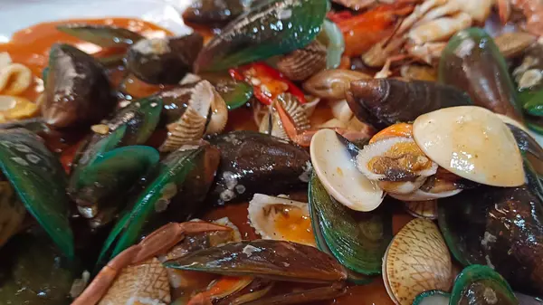 İstiridye, yengeç, karides içeren lezzetli deniz ürünleri.