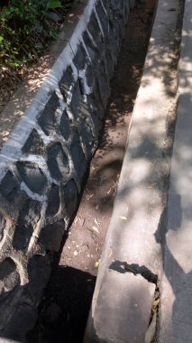 Şehir yolunun kenarındaki drenaj.