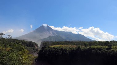 Merapi Dağı 'nın güzel bulutları ve gökyüzü manzarası