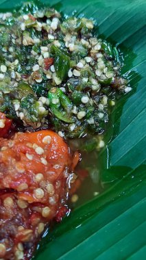 Muz yaprağında çeşitli Endonezya kırmızı ve yeşil sambal