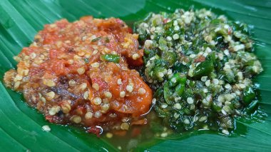 Muz yaprağında çeşitli Endonezya kırmızı ve yeşil sambal