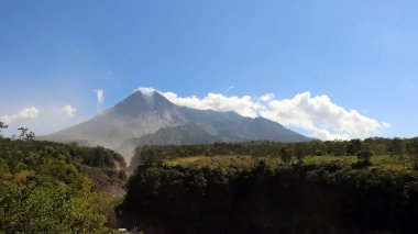 Merapi Dağı 'nın güzel bulutları ve gökyüzü manzarası