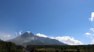 Merapi Dağı 'nın güzel bulutları ve gökyüzü manzarası