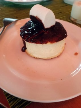 Tabakta servis edilen lezzetli puding.