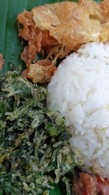 Beyaz pirinç ve kurutulmuş sebzeli omlet.