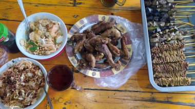 Tavuklu yulaf lapası ve satay.