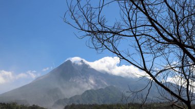 Merapi Dağı 'nın güzel bulutları ve gökyüzü manzarası