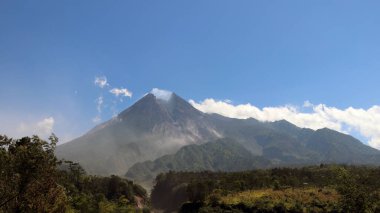 Merapi Dağı 'nın güzel bulutları ve gökyüzü manzarası