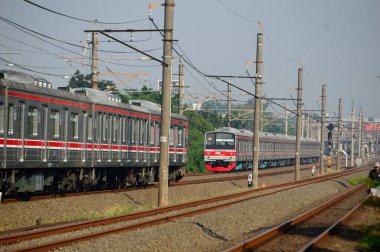 19 Aralık 2024, Endonezya Demiryolları (KAI) Endonezya 'nın Jakarta kentinden geçiyor.