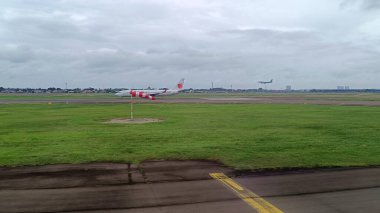 22 Ekim 2024, Lion Air Group uçağı havaalanı pistinde görüldü.