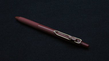 09 Ocak 2025, Maroon kırmızı kalemi siyah arkaplanda izole edildi