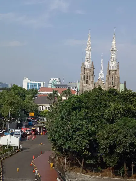 14 Ekim 2024, Jakarta Katedrali 'nin uzaktan görünüşü