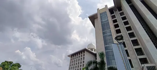 20 Ocak 2025, Endonezya Jakarta 'daki Istiqlal Camii' nin dışından görüntü