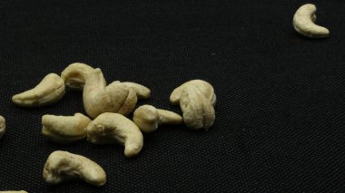 kaju fıstığı siyah arka plan üzerine izole