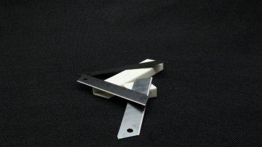 Değiştirme bıçağı siyah arkaplanda izole edildi