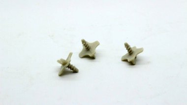 Plastik cıvata beyaz arkaplanda izole edildi