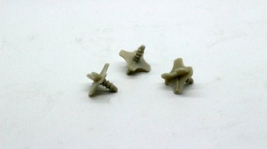 Plastik cıvata beyaz arkaplanda izole edildi