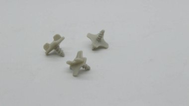 Plastik cıvata beyaz arkaplanda izole edildi