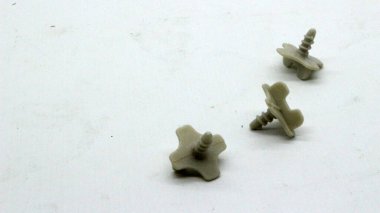 Plastik cıvata beyaz arkaplanda izole edildi
