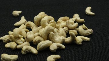 kaju fıstığı siyah arka plan üzerine izole