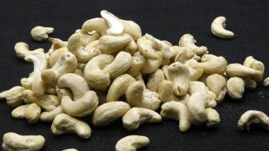 kaju fıstığı siyah arka plan üzerine izole