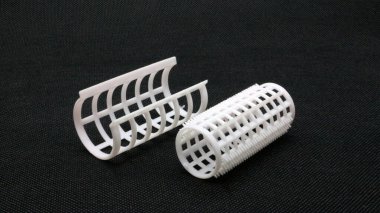 Siyah arka planda beyaz saç rulosu izole