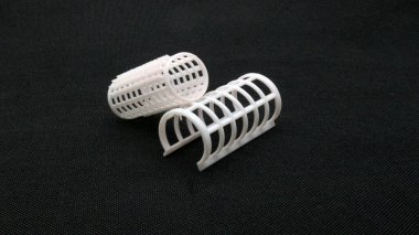 Siyah arka planda beyaz saç rulosu izole