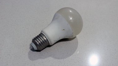 Kullanılan ampul beyaz arkaplanda izole edildi