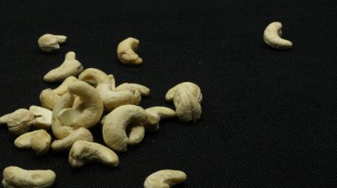 kaju fıstığı siyah arka plan üzerine izole