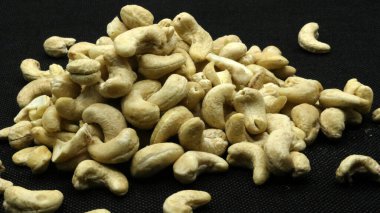 kaju fıstığı siyah arka plan üzerine izole