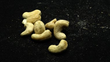 kaju fıstığı siyah arka plan üzerine izole