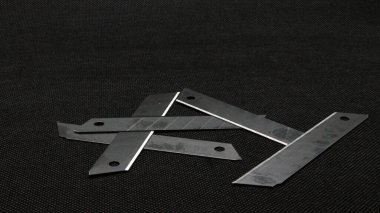 Değiştirme bıçağı siyah arkaplanda izole edildi